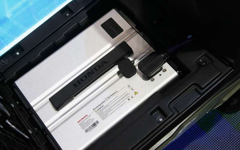 Pin Honda ICON e được đặt ngay dưới sàn để chân