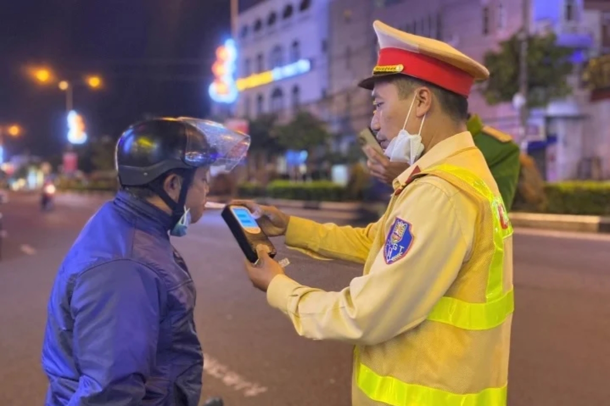 Cách kiểm tra nồng độ cồn khi lái xe máy điện