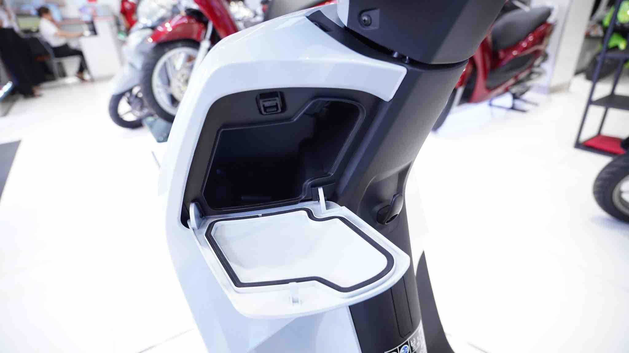 hoc-dung-do-truoc-co-cong-sac-usb-tren-xe-may-dien-honda-cuv-e