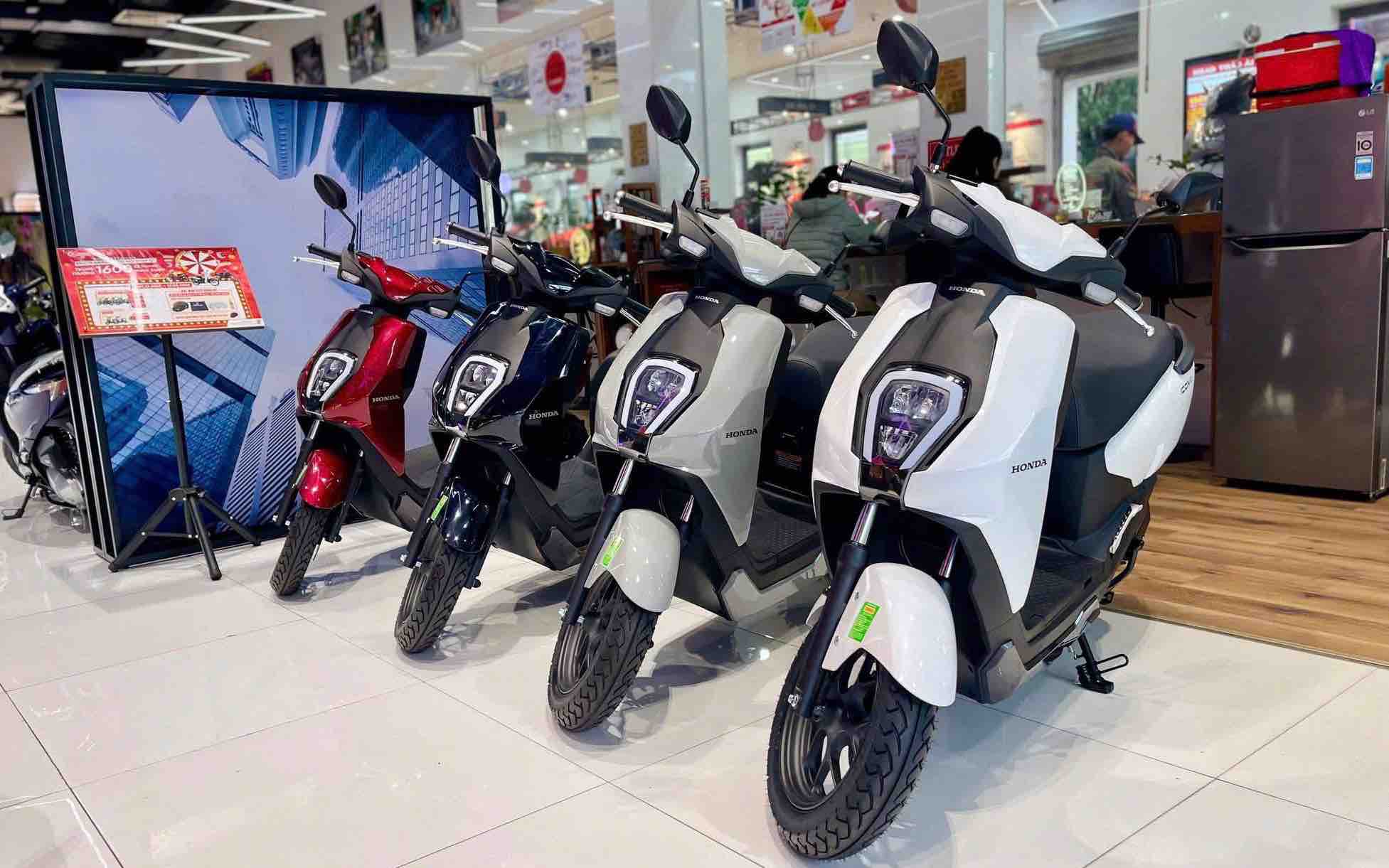 hoc-sinh-cap-2-cap-3-su-dung-xe-dien-honda-u-go-di-hoc