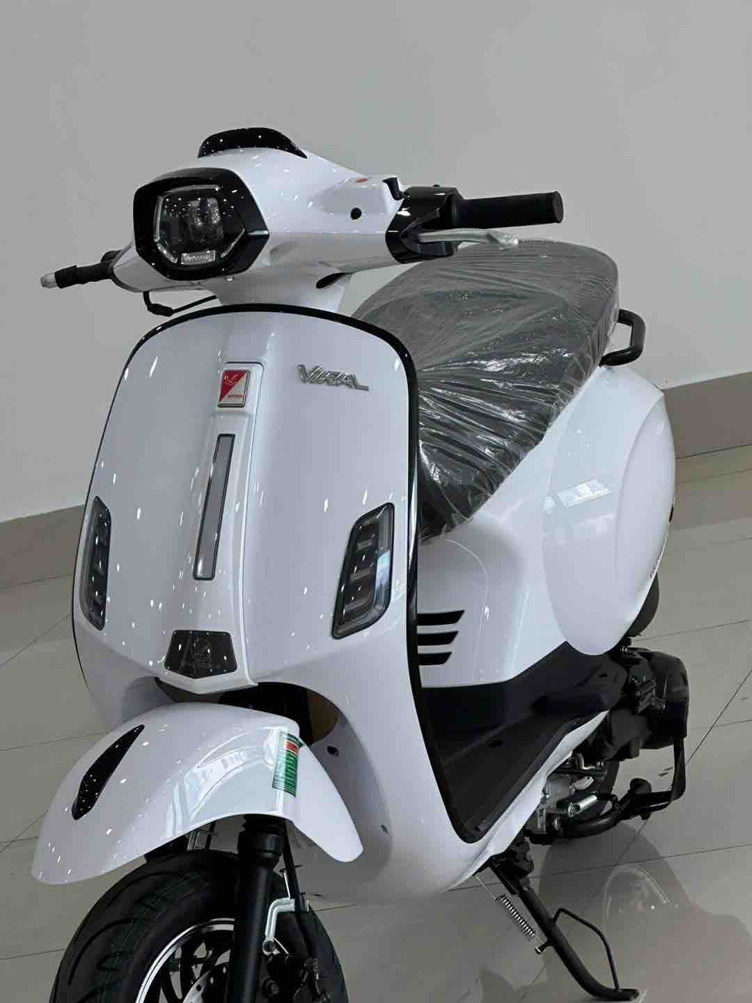 hoc-sinh-va-phu-huynh-chon-mua-xe-50cc-trong-tam-gia-15-trieu