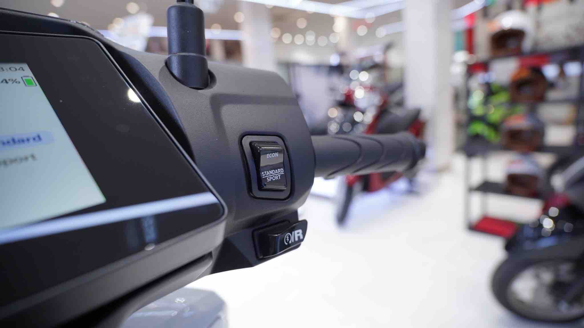 man-hinh-mau-tft-7-inch-thong-minh-xe-may-dien-honda-cuv-e-roadsync