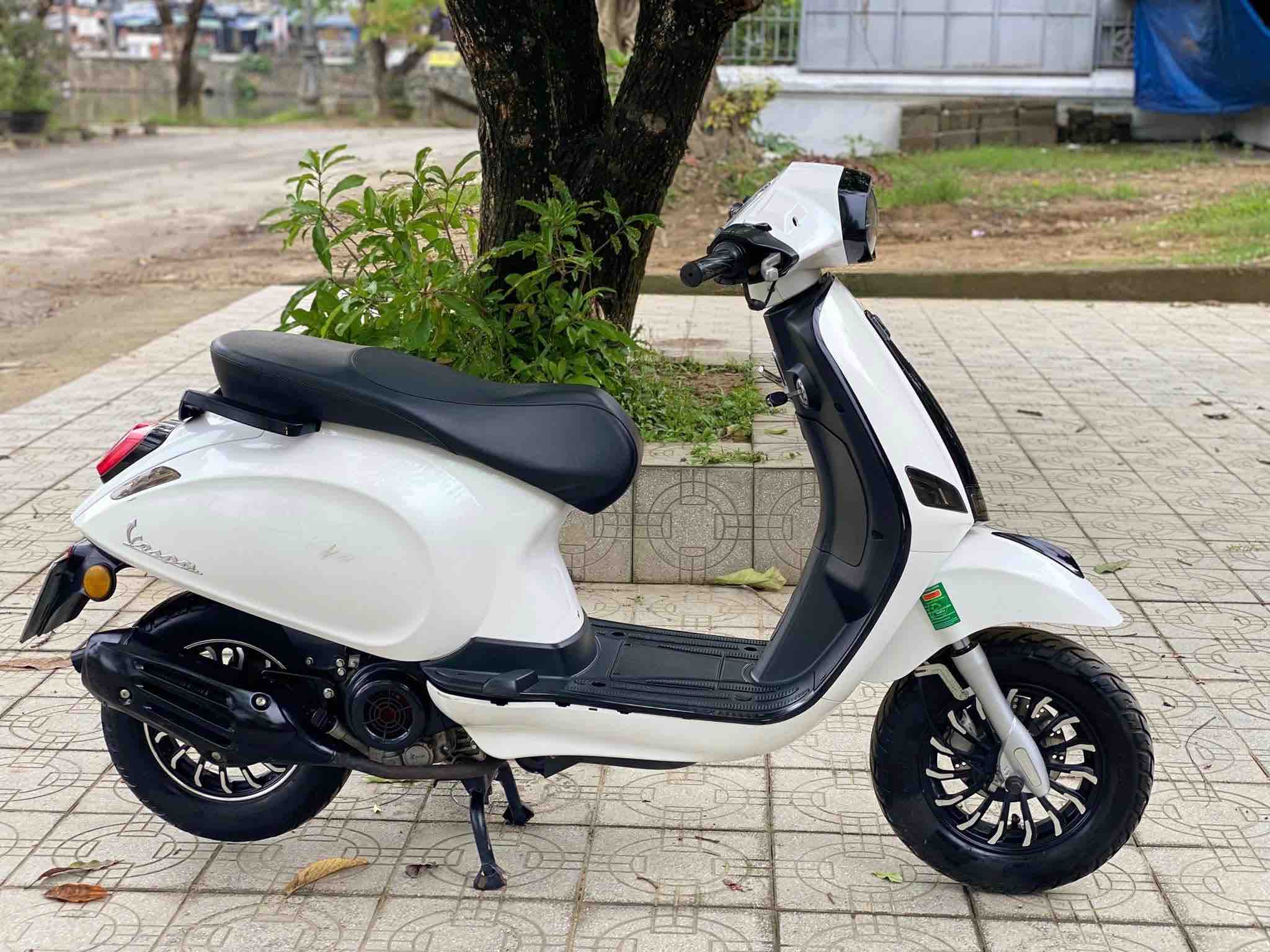 nu-sinh-chay-xe-ga-50cc-thoi-trang