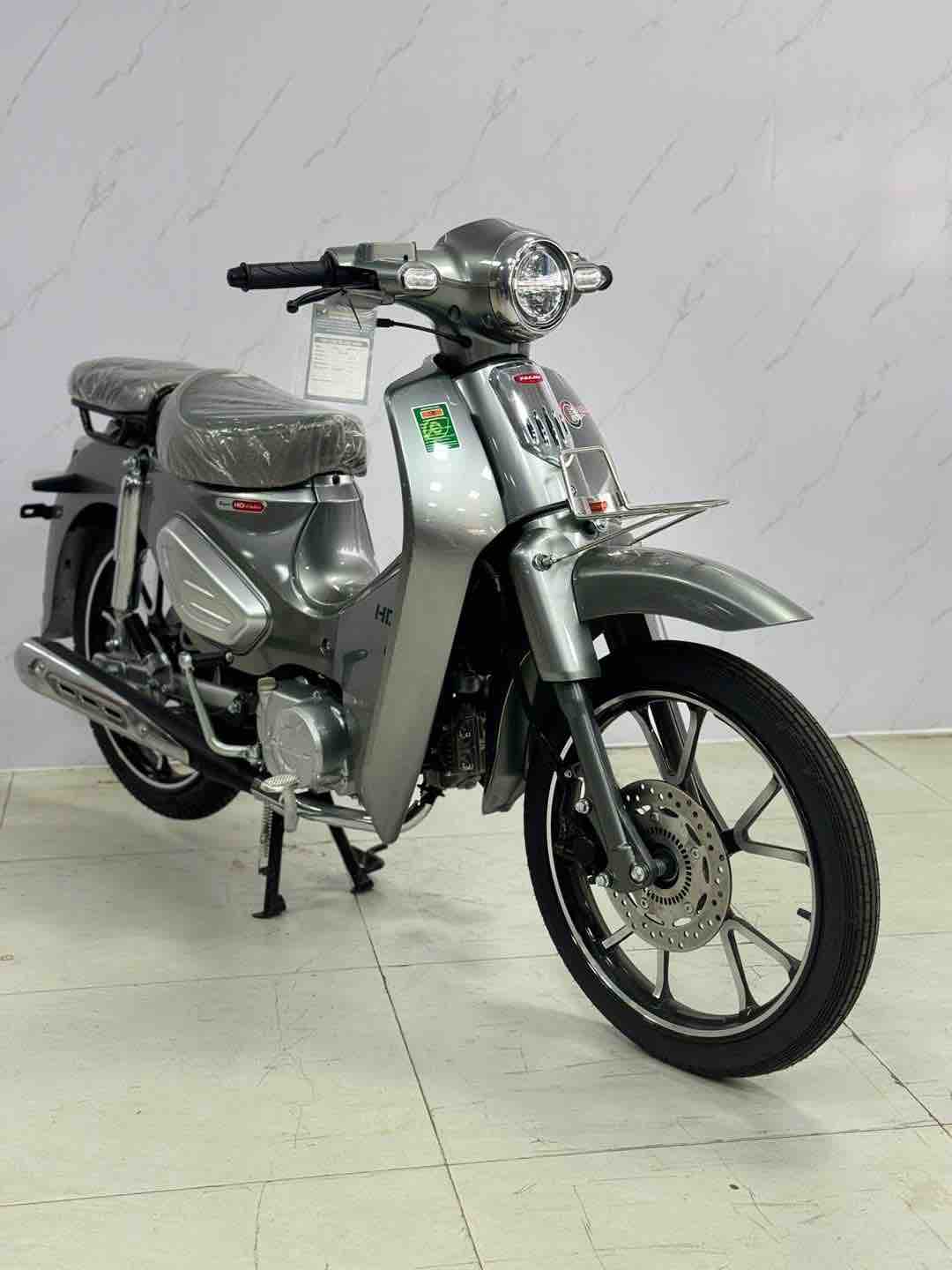 phu-huynh-huong-dan-con-kiem-tra-xe-may-50cc-truoc-khi-mua