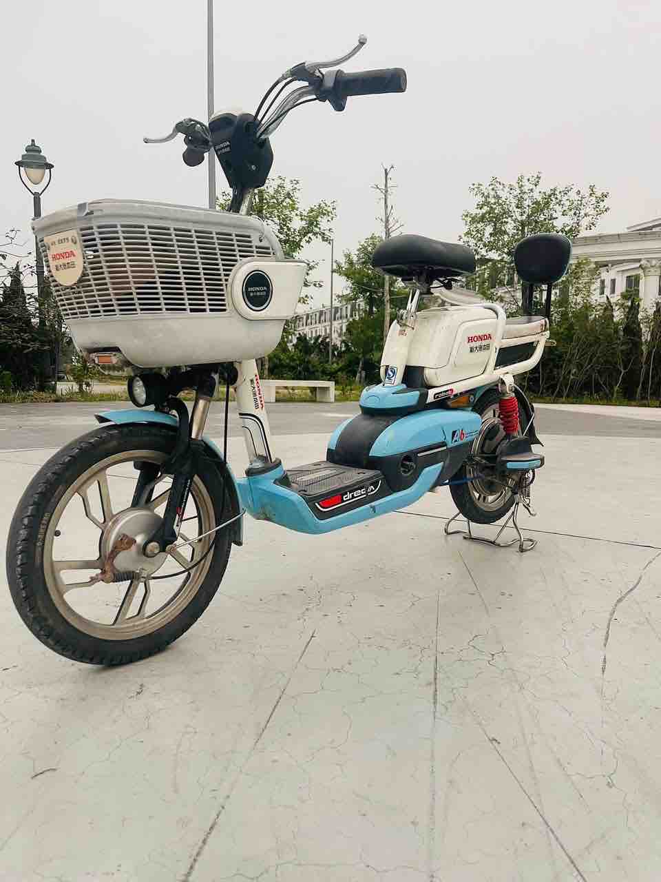 so-sanh-xe-dap-dien-honda-a6-a8-chinh-hang