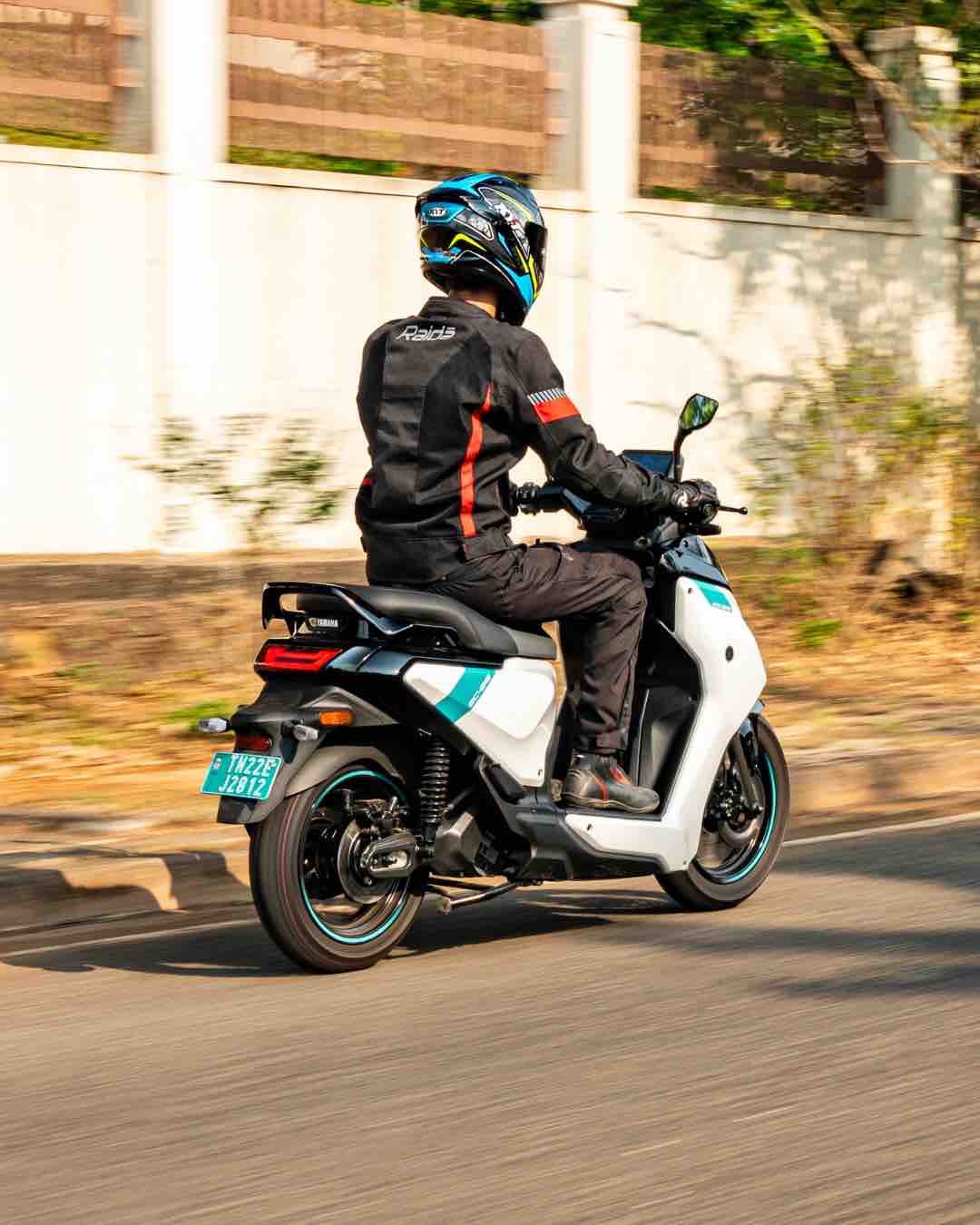 thiet-ke-xe-may-dien-yamaha-ec-06-phong-cach-tuong-lai-hien-dai