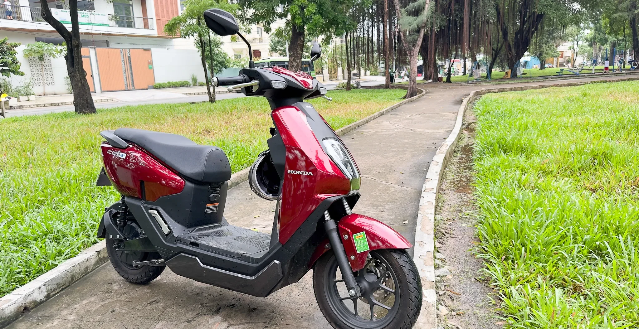Trải Nghiệm Honda ICON e Để Đi Học