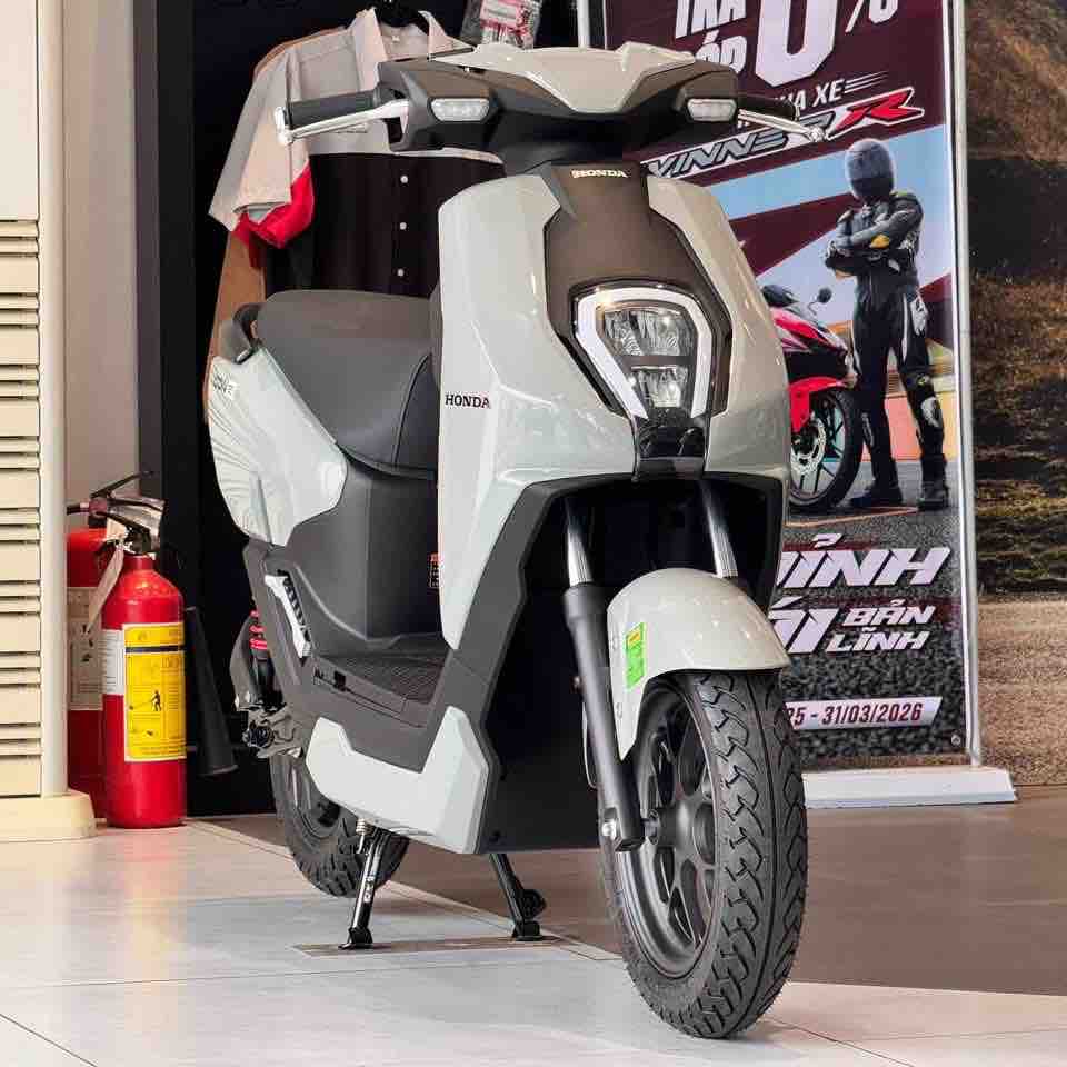 cach-nhan-biet-xe-may-dien-honda-chinh-hang-qua-tem-chong-hang