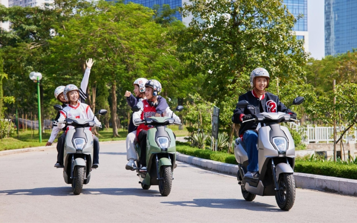 Đi xe máy điện có cần đội mũ bảo hiểm không?