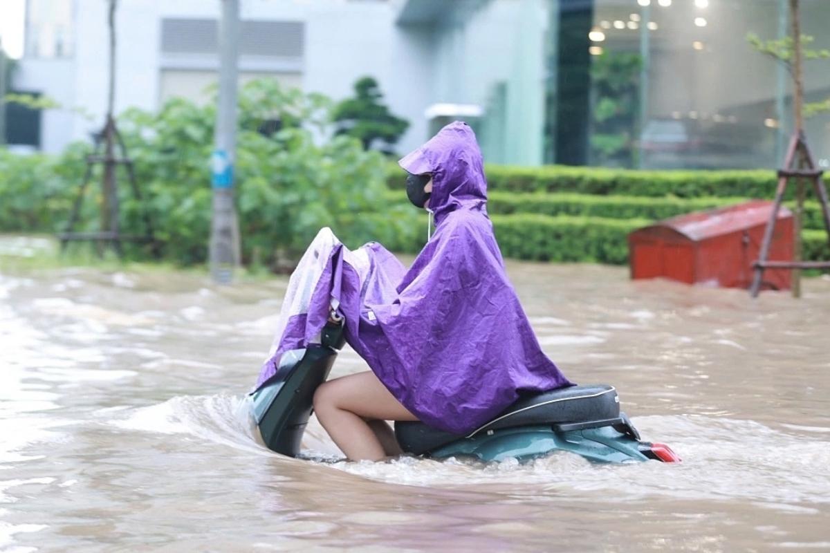 Thực hư chuyện xe điện lội nước tốt hơn xe máy xăng