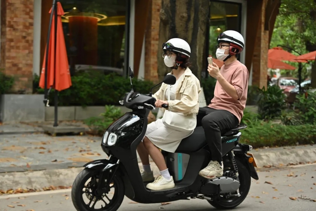 Vì sao xe máy điện nhanh hết điện?