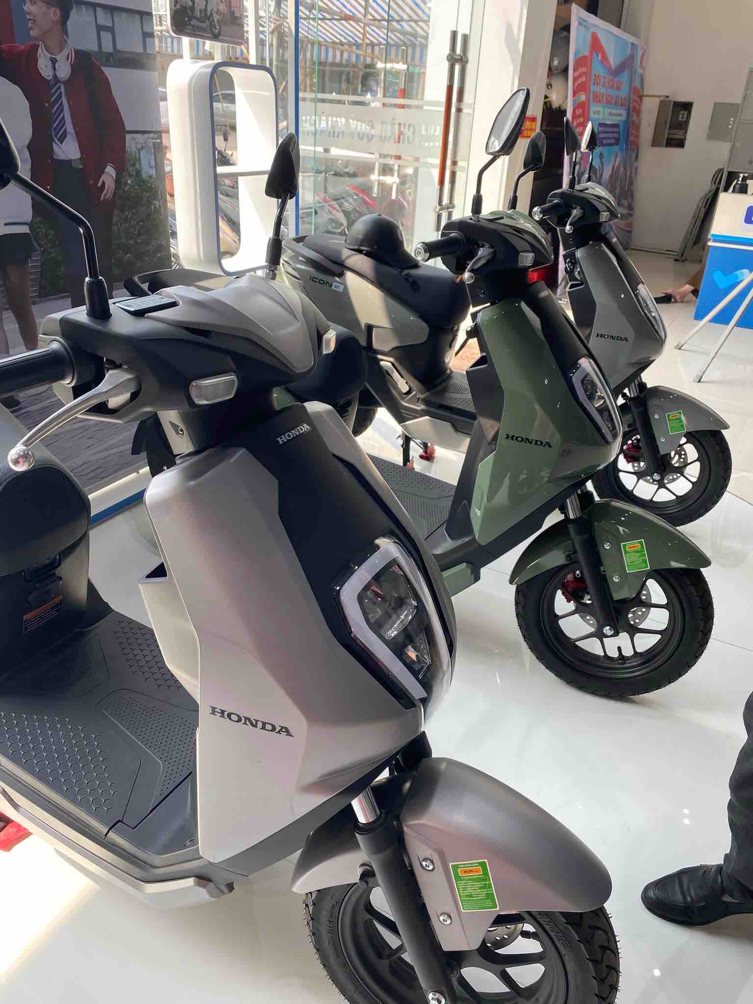 xe-may-dien-honda-co-di-duoc-troi-mua-khong