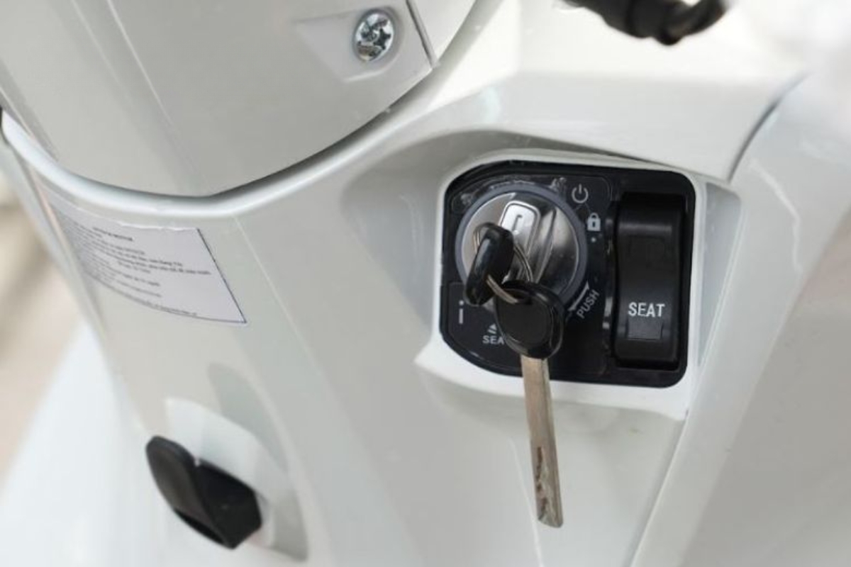 Cách khóa cổ xe 50cc đối với xe ga