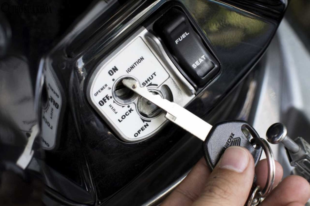 Vì sao nên khóa cổ xe 50cc sau khi dừng xe?