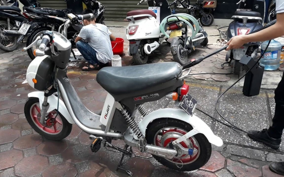 Cách rửa xe điện tại nhà an toàn