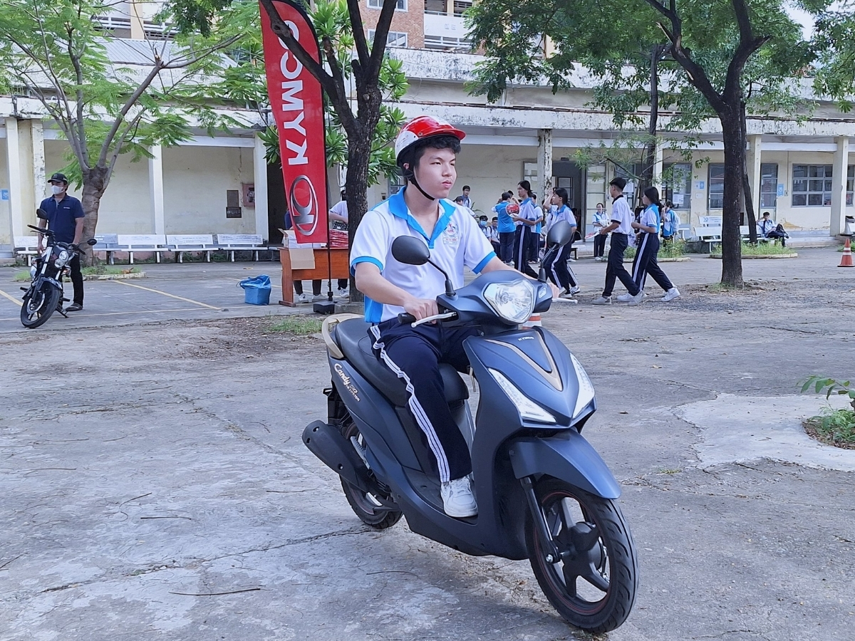 Tư thế ngồi và kiểm tra xe 50cc trước khi chạy