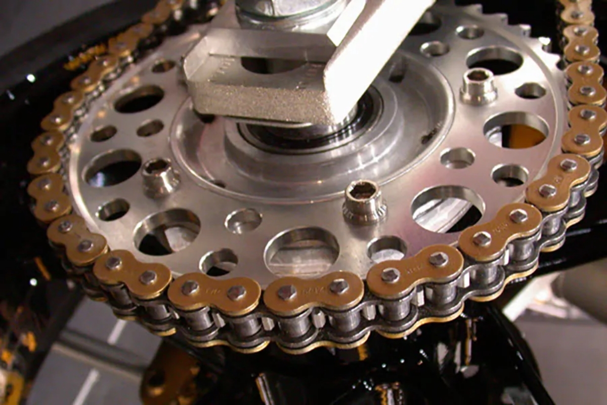 Vì sao cần tăng độ bền nhông xích xe máy 50cc?