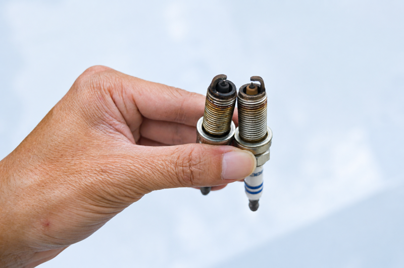 Bảo dưỡng bugi định kỳ để xe 50cc không tái diễn khói đen