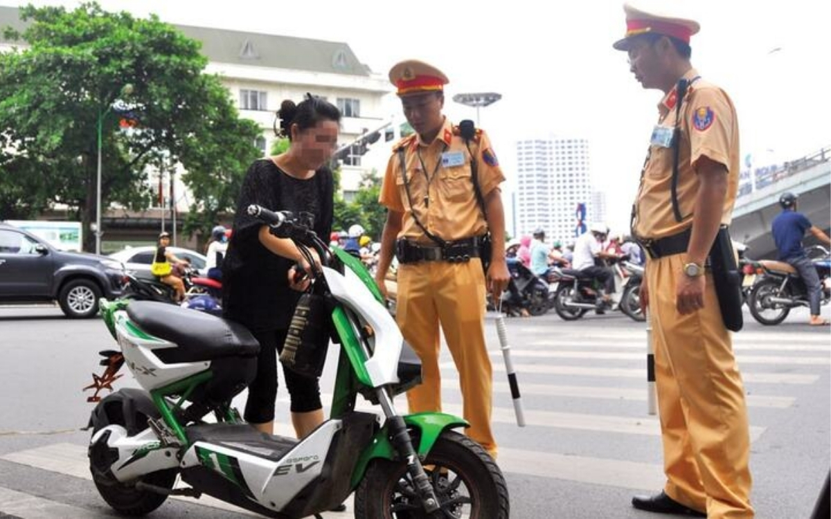 Xe máy điện không có gương bị phạt bao nhiêu?